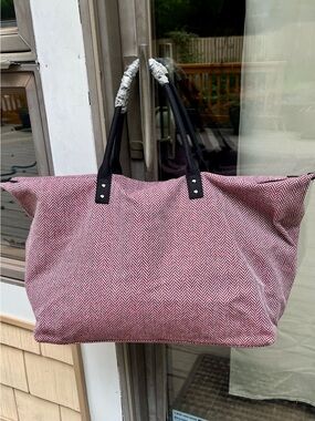 NWOT Lulu Dharma pink herringbone weekend tote with detachable strap